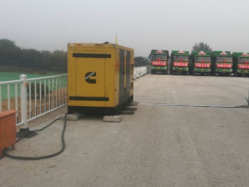 莫力达瓦电力系统的稳定性和设备兼容性如何影响发电机组的频率规格？