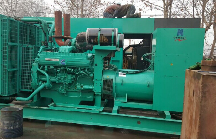 莫力达瓦发电机组如何判断水冷式机油散热器内部是否需要清洗？